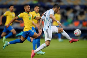 Di Maria ghi bàn vào lưới chủ nhà Brazil.