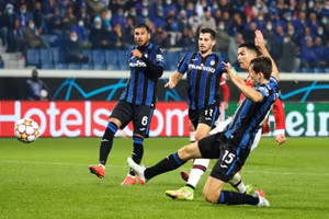 Khoảnh khắc ngôi sao của Ronaldo giúp MU thoát hiểm ở Italia.