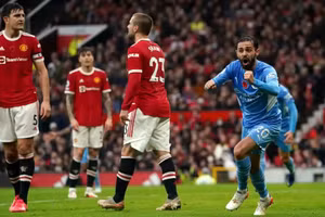 Toàn bộ hàng phòng ngự của MU dễ dàng để Silva ghi bàn.