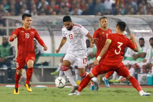 Tuyển Việt Nam (áo đỏ) không được truyền thông Trung Quốc đánh giá cao.