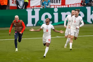 Sterling ghi bàn giúp tuyển Anh đánh bại Đức.