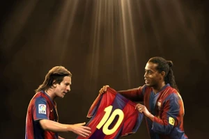 Ronaldinho từng trao lại chiếc áo số 10 cho Messi.