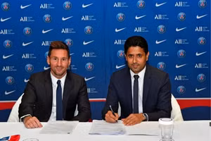 Messi chính thức gia nhập Paris Saint-Germain.