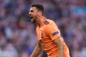 Thủ môn Unai Simon nhận giải thưởng cầu thủ xuất sắc nhất trận.