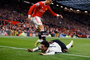 Ronaldo gây phẫn nộ với hành động phi thể thao ở trận thua Liverpool.