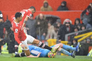 Pha vào bóng mang tính triệt hạ của Ronaldo.