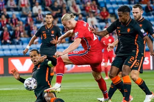 Hàng thủ Hà Lan bất lực trước Halaand (áo đỏ). Ảnh AP.