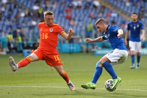 ĐT Italy (áo xanh) thắng tuyệt đối ở vòng bảng Euro.