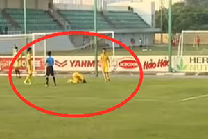 Dụng Quang Nho bị tố có hành vi phản cảm ở vòng loại U21 quốc gia.