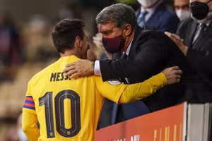 Chủ tịch Joan Laporta thừa nhận rất buồn khi để Messi ra đi.