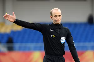 Trọng tài Adham Makhadmeh, người Jordan bắt chính trận Việt Nam và Oman.