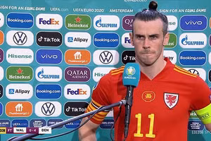 Bale tức giận khi bị PV hỏi về việc có giã từ đội tuyển sau trận thua thảm Đan Mạch hay không.