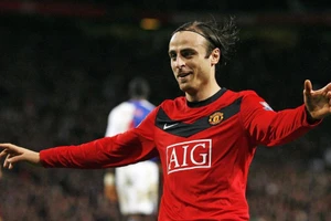 Berbatov "dự báo" khó khăn cho Ronaldo nếu anh gia nhập Man City.