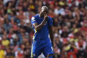 CĐV Inter Milan tức giận vì hành động hôn logo “The Blues” để ăn mừng Lukaku