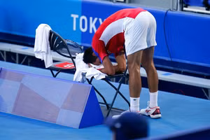 Nỗi thất vọng cùng cực của Novak Djokovic ở Olympic Tokyo 2020. Ảnh: Eurosport