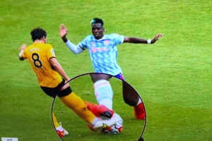 Pogba đã có pha vào bóng nguy hiểm nhưng trọng tài không cắt còi.