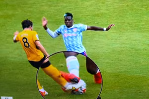 Pogba đã có pha vào bóng nguy hiểm nhưng trọng tài không cắt còi.