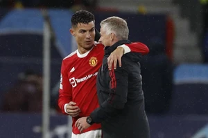 HLV Solskjaer bất ngờ cất Ronaldo trên băng ghế dự bị khi MU tiếp Everton.