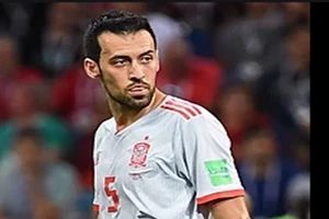 Sergio Busquets thất vọng sau trận thua tuyển Italia.