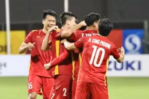 Tuyển Việt Nam vươn lên dẫn đầu bảng B sau chiến thắng trước Malaysia.
