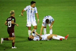 Adrian Martinez Mcó pha vào bóng nguy hiểm với Messi