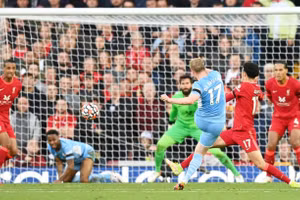 CĐV của MU cũng phải "ngã mũ" trước các cầu thủ Liverpool và Man City.