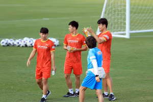 Đình Trọng, Bùi Tiến Dũng và Minh Vương tích cực tập luyện ở VFF