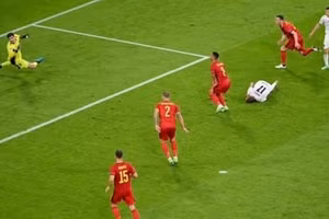  Immobile ôm chân đau đớn nhưng lập tức đứng dậy ăn mừng khi đồng đội ghi bàn.