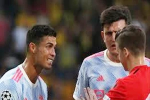 Ronaldo bị chê vì không chịu ngồi yên sau khi bị thay ra ở trận gặp Young Boys.