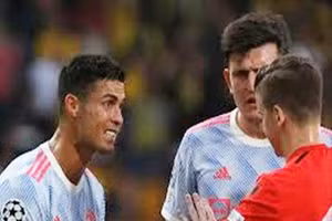 Ronaldo bị chê vì không chịu ngồi yên sau khi bị thay ra ở trận gặp Young Boys.