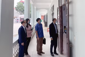 Ông Trần Tuấn Nam - Giám đốc Sở GD&ĐT Bắc Giang kiểm tra tại Trường THCS Lam Cốt (Tân Yên).