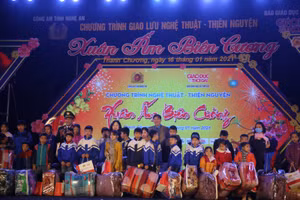 “Xuân ấm biên cương” đến với bà con biên giới, khó khăn xứ Nghệ