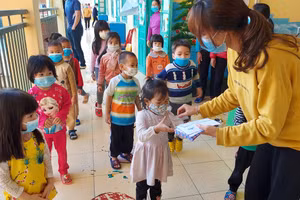 Giáo viên, học sinh chộn rộn đón Tết trong khu cách ly