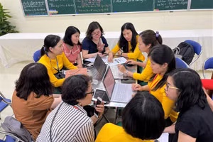 Giáo viên trao đổi, chia sẻ kinh nghiệm tại chương trình tập huấn.