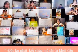 Xúc động lễ bế giảng đặc biệt của học trò 2k3