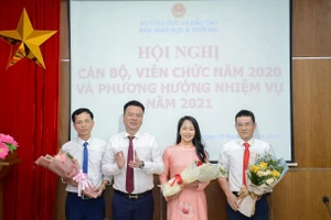 Tổng biên tập Triệu Ngọc Lâm tặng hoa chúc mừng Ban thanh tra nhân dân nhiệm kỳ 2021-2023.