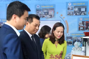 Trưởng phòng GD&ĐT quận Hoàn Kiếm Vương Hương Giang (ngoài cùng bên phải) cùng các đại biểu tham quan các sản phẩm trưng bày tại Ngày hội