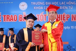 TS Lâm Thành Hiển (phải) trao bằng tốt nghiệp cho SV.