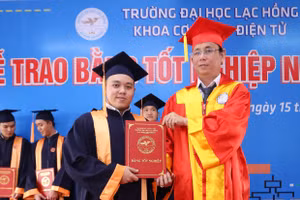 TS Lâm Thành Hiển (phải) trao bằng tốt nghiệp cho SV.