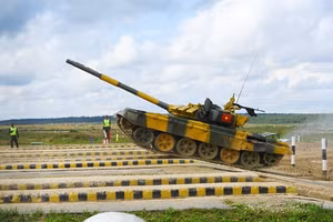 Kíp xe số 2 của Xe tăng QĐND Việt Nam thực hiện bài thi. ẢNH: TRỌNG HẢI.