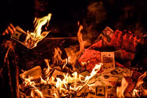 Đốt vàng mã trong các khu phố đông đúc luôn tiềm ẩn nguy cơ cháy nổ. Ảnh minh họa