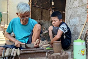 Ông Phạm Văn Ba (68 tuổi), ở làng Ngọ đã bám nghề rèn từ năm 10 tuổi.