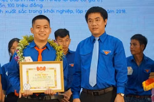 Nguyễn Thành Nhân (bên trái) nhận Bằng khen Thanh niên làm theo lời Bác.