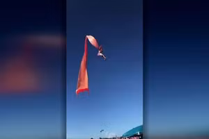 Bé gái 3 tuổi bị diều nhấc lên không