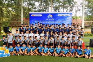 Cầu thủ Nguyễn Tuấn Anh chụp ảnh cùng Ban tổ chức và các học viên tham gia tập huấn tại Gia Lai.