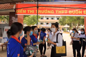 Các tình nguyện viên hỗ trợ thí sinh tại điểm thi THPT Buôn Đôn (sáng 09/8/2020)