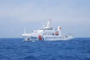 Tàu Cảnh sát biển 8004 trong một chuyến làm việc trên biển.