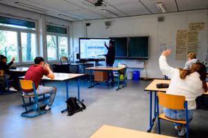 Học sinh tại Anh sẽ trở lại trường vào tháng sau.