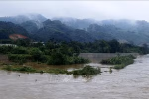 Mực nước sông Hồng lên cao do Trung Quốc xả lũ hồ thủy điện Mã Đổ Sơn. Ảnh: TTXVN 