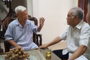 Thầy Đồng (bên trái) trò chuyện với học trò, cũng là cán bộ Hội Cựu giáo chức Nghệ An.